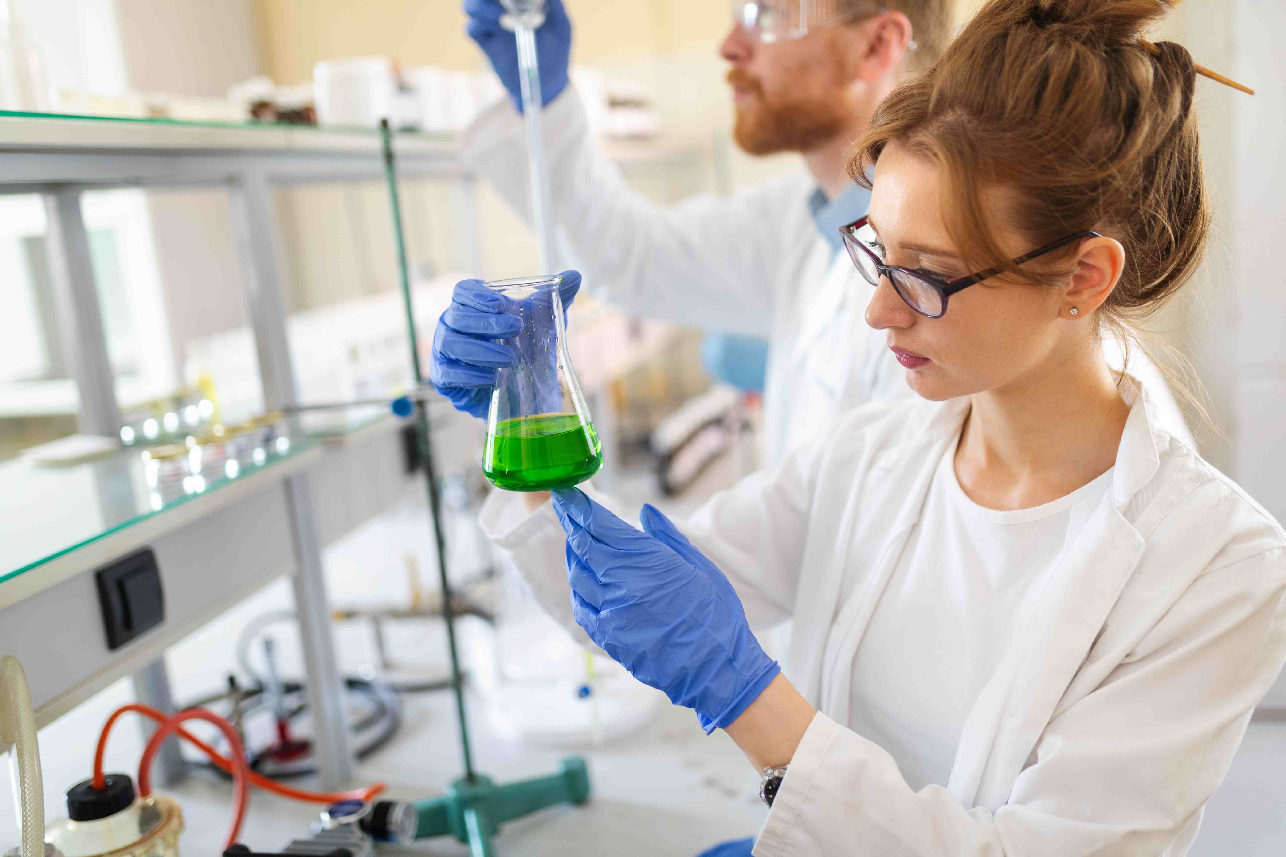 Profesional trabajando en un laboratorio de química